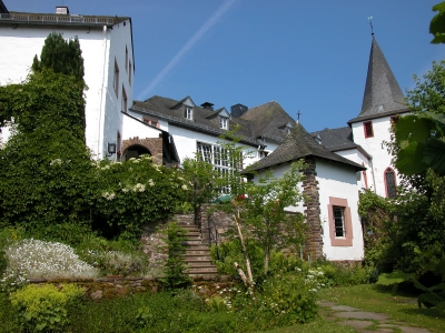 Romantischer Garten - Burghaus & Villa Kronenburg