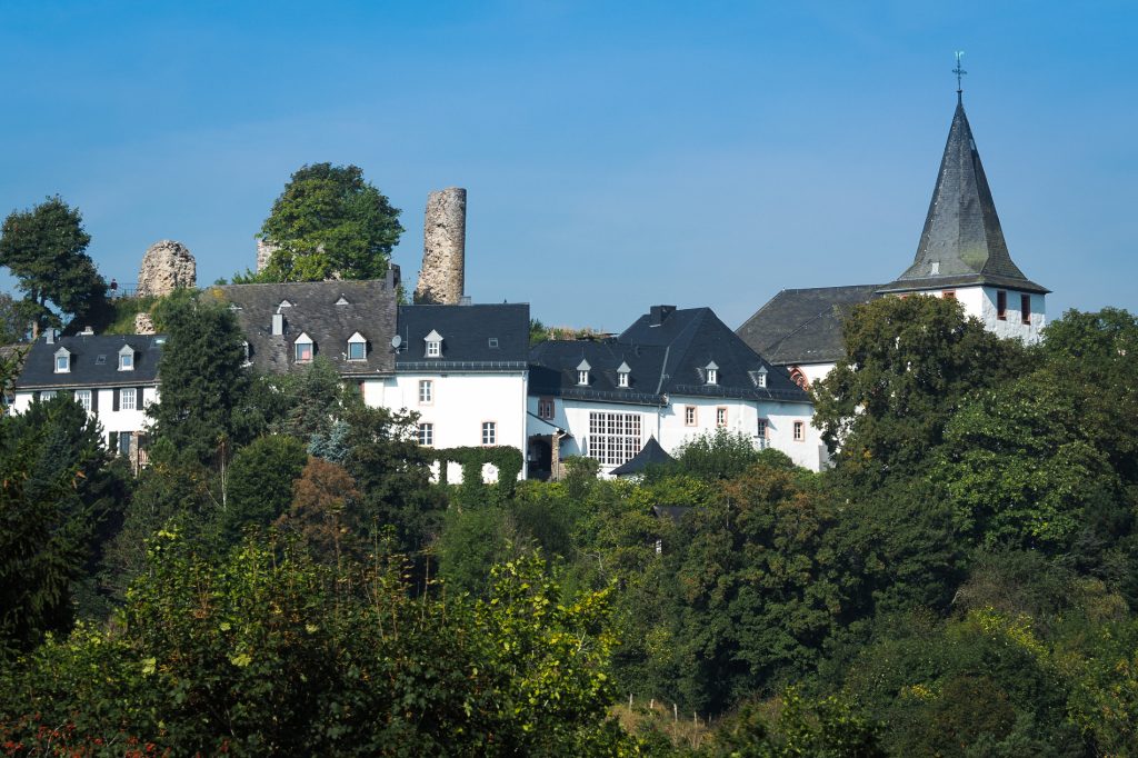 Blick auf Kronenburg - Burghaus & Villa Kronenburg