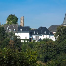 Blick auf Kronenburg - Burghaus & Villa Kronenburg