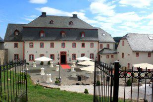 Hochzeit Empfang Außenbereich - Burghaus & Villa Kronenburg